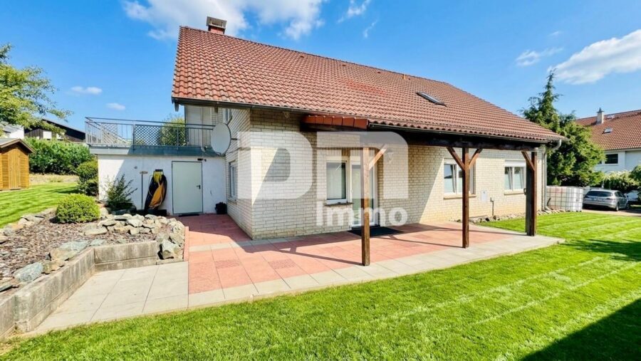 Großzügiges Ein- bis Zweifamilienhaus mit Terrasse und großem Garten - Seitenansicht / Terrasse